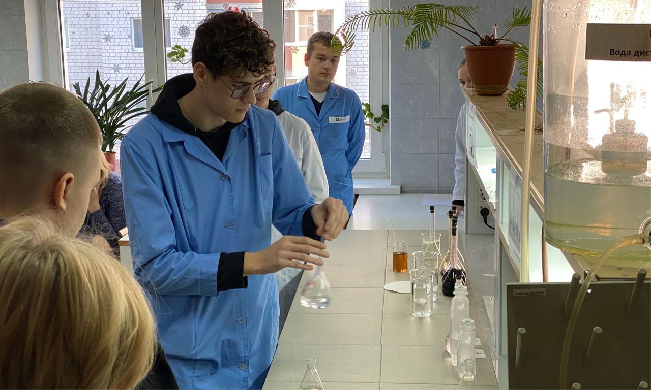 В Новгородском химико-индустриальном техникуме готовят лучших химиков